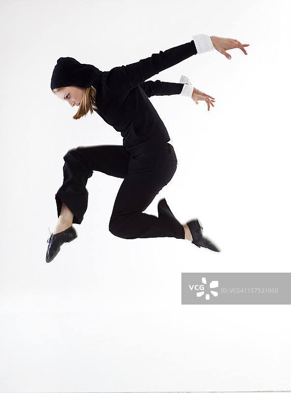 现代舞舞者在空中跳跃图片素材