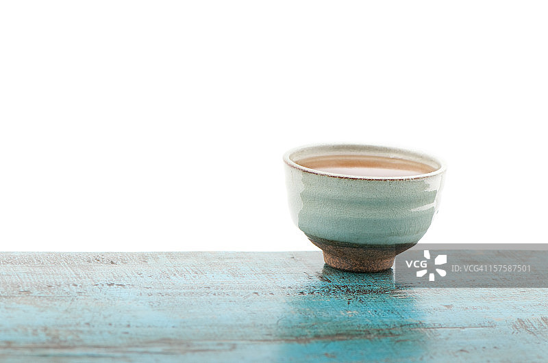 日本绿茶杯，孤立在白色背景上，复制空间图片素材