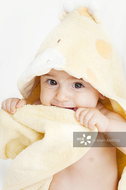裹着毛巾的婴儿。图片素材