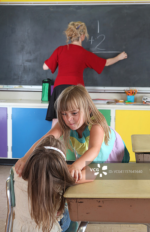 小女孩背着老师打架图片素材
