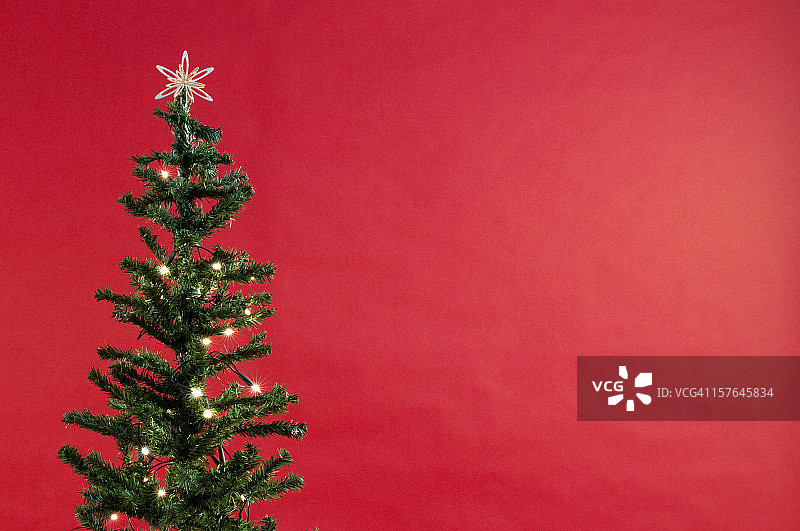 红色背景的小圣诞树图片素材
