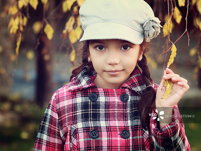 秋天里美丽女孩的肖像图片素材