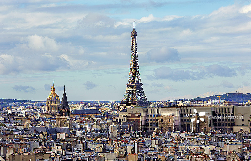 从埃菲尔铁塔俯瞰巴黎图片素材