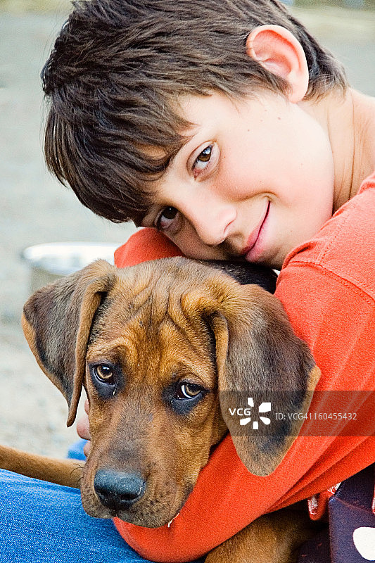 一个男孩和他的狗图片素材