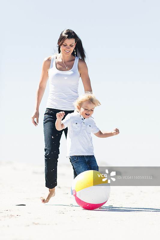 妈妈和儿子在海滩上玩图片素材