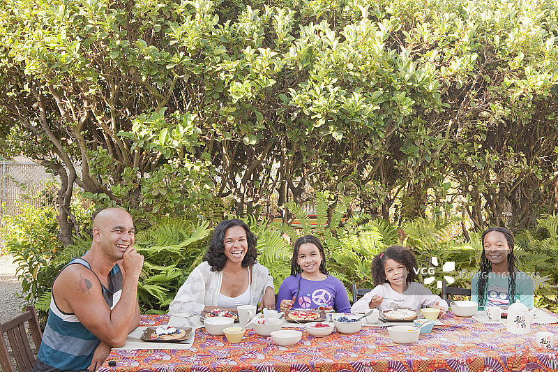 非裔美国人在后院吃早餐图片素材