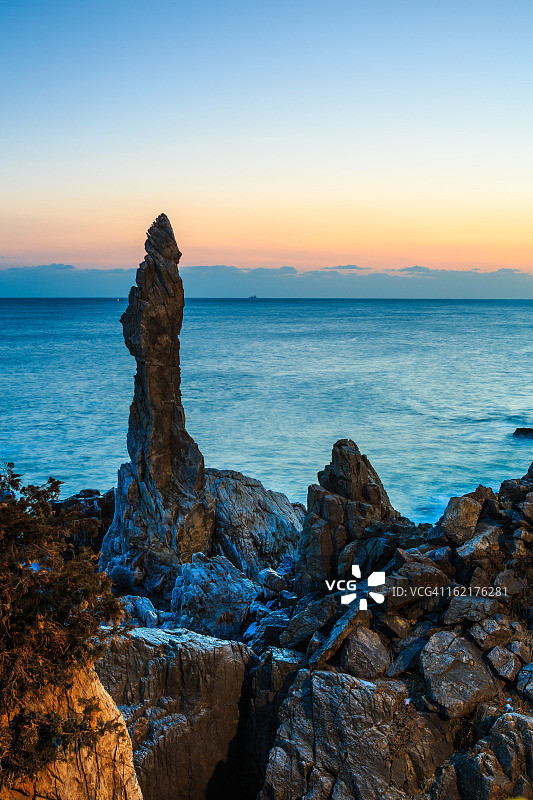 黄昏时烛台形的岩石图片素材