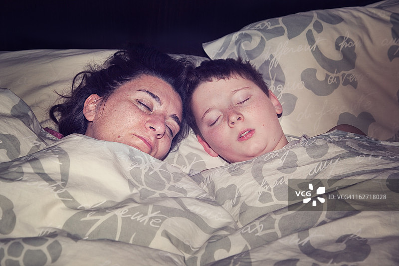 妈妈和孩子睡在一起图片素材