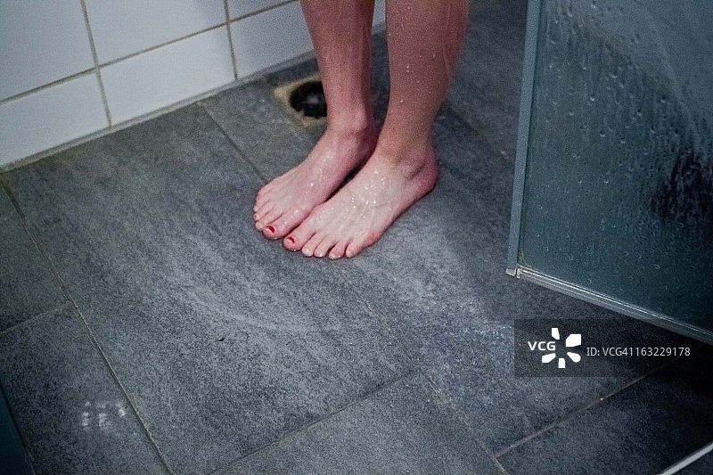 洗澡时脚的照片图片素材