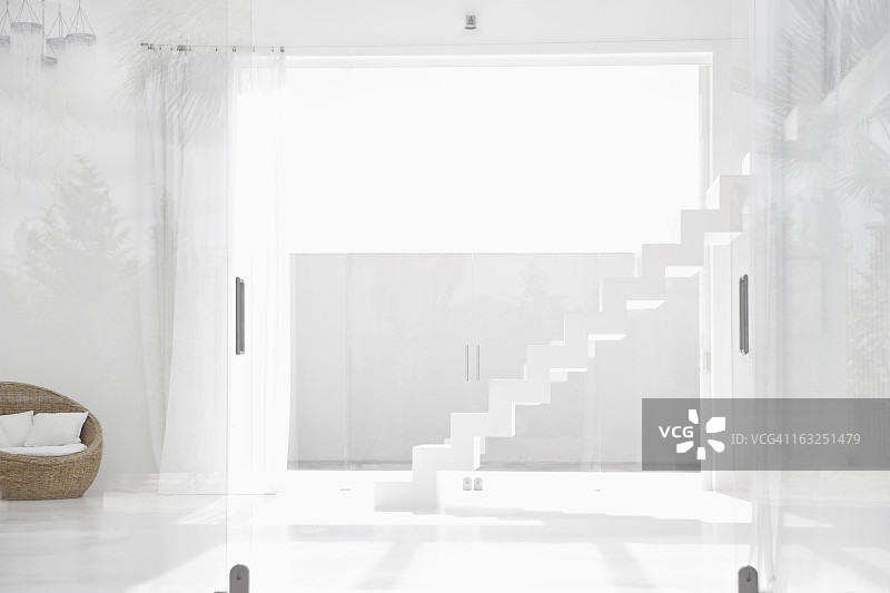 西班牙，带楼梯的现代客厅图片素材