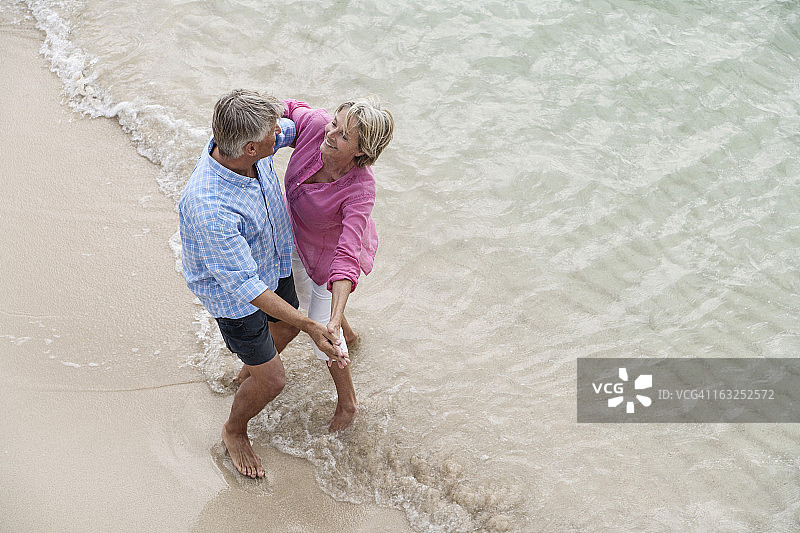 西班牙，老年情侣在沙滩上跳舞图片素材