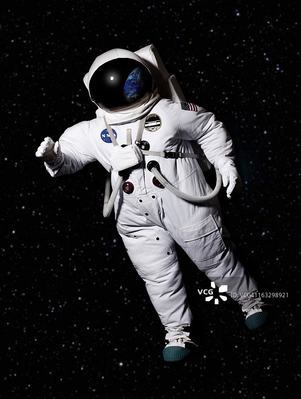 宇航员在太空中图片素材