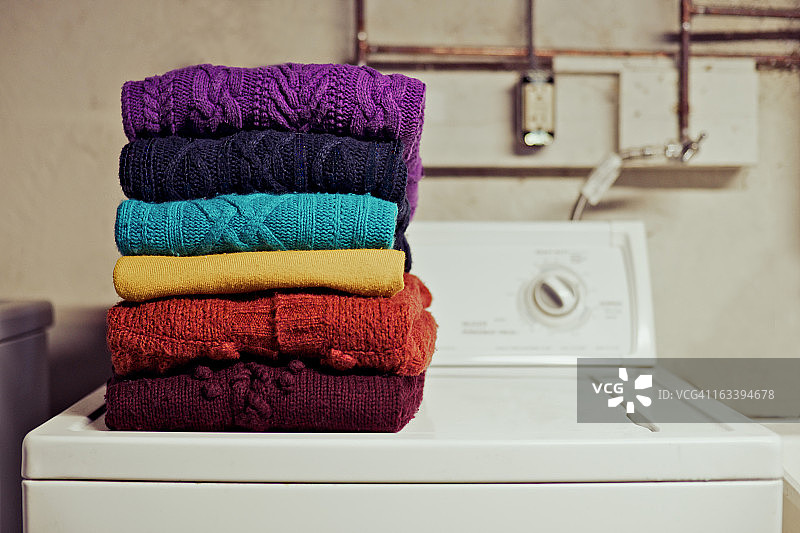 毛衣堆在洗衣机上图片素材