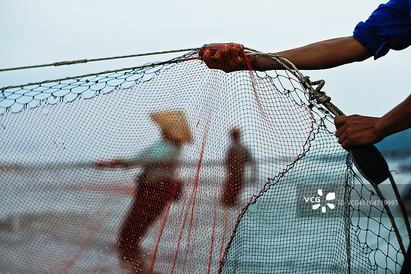 渔民拿着渔网，越南中部图片素材