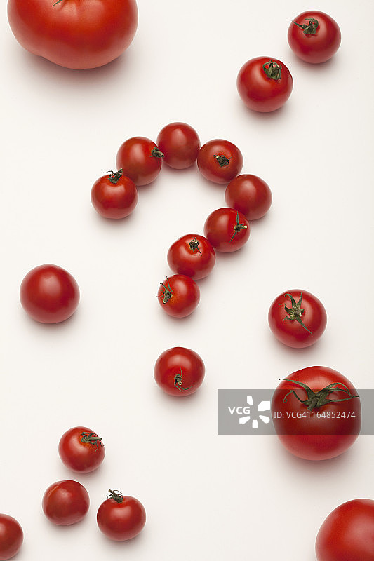小西红柿排成一个问号，周围是不同大小的西红柿图片素材