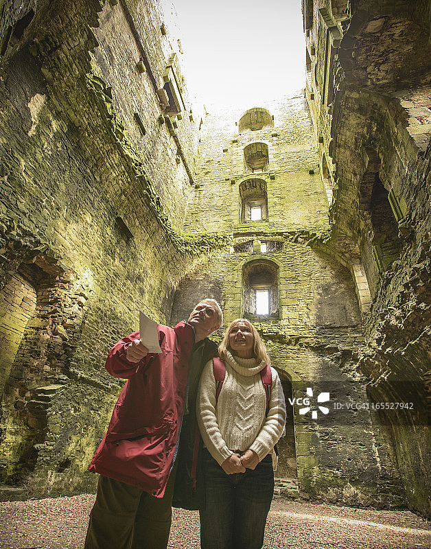 一对情侣在博尔顿城堡的废墟中，这是一座14世纪的一级保护建筑，也是一处列入名录的古代纪念碑。图片素材