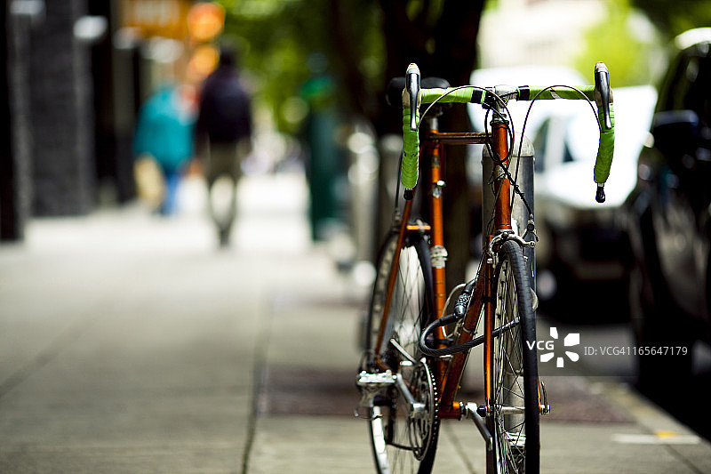 自行车停放在城市的路边图片素材