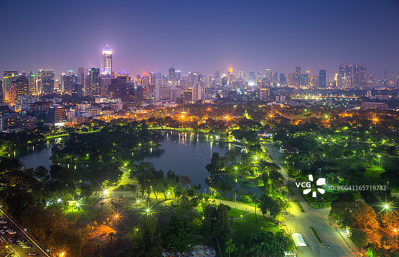 曼谷天际线和朗皮尼公园图片素材