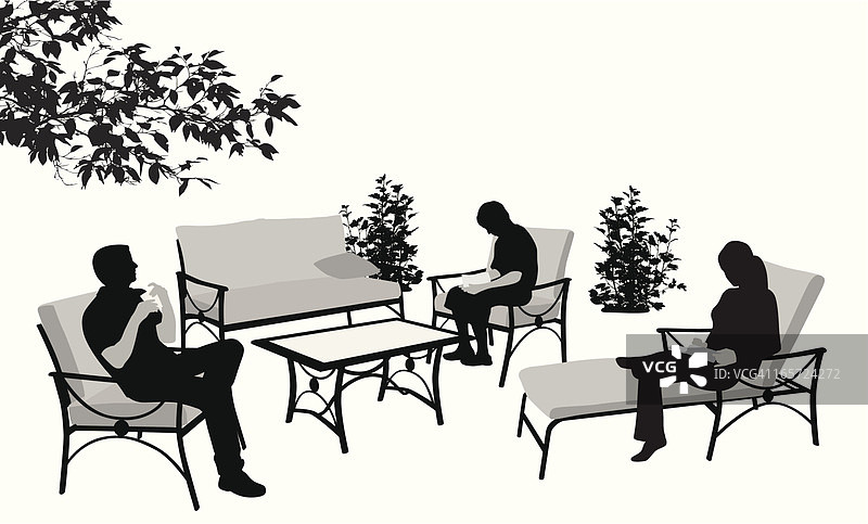一对夫妇坐在餐厅的餐桌旁图片素材