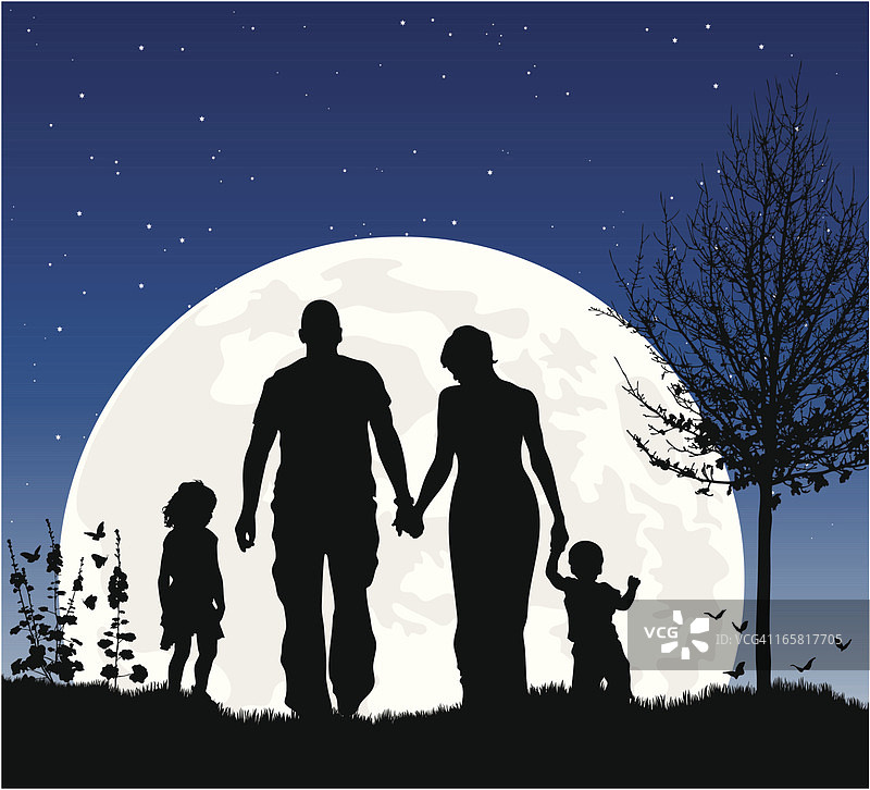 年轻的家庭在夜晚的剪影下的月亮图片素材