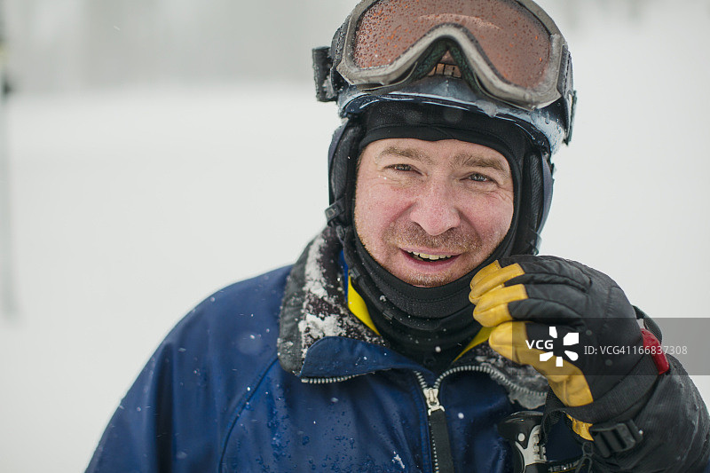 一个在雪地里穿着滑雪装备的白人图片素材
