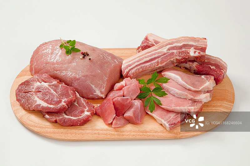 切菜板上的生猪肉图片素材