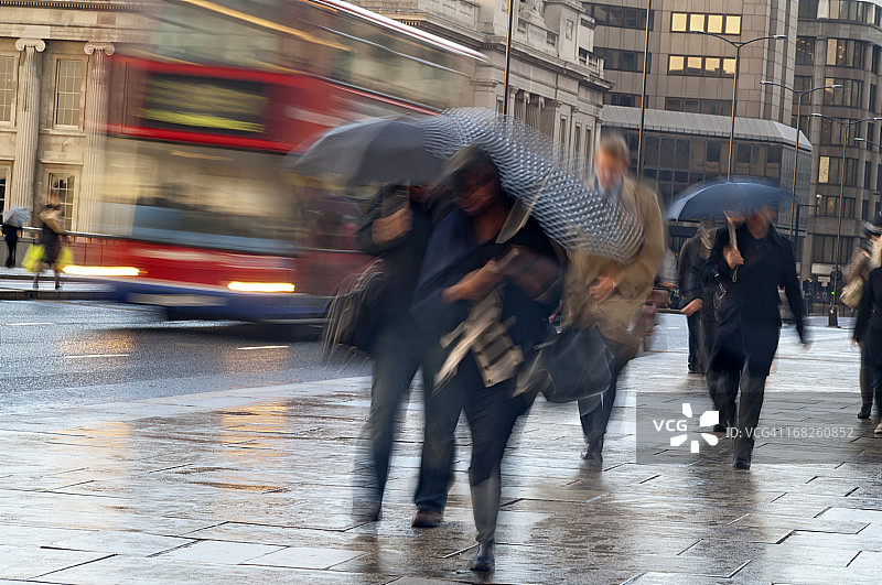 雨中的通勤者图片素材