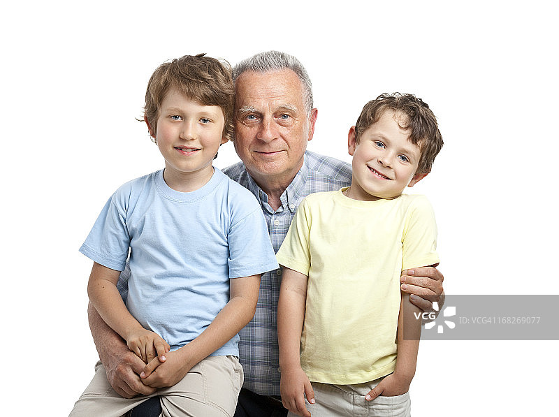 快乐的两兄弟和爷爷图片素材