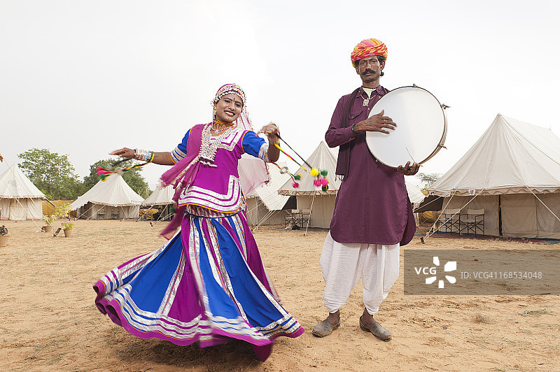 印度民间舞者和音乐家图片素材
