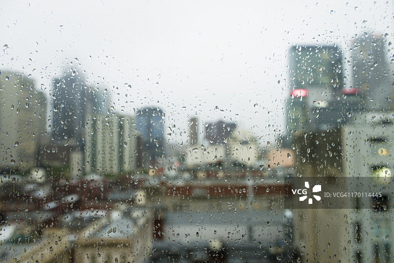 悲观的城市下雨图片素材