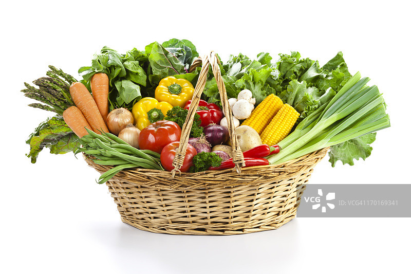 彩色蔬菜在柳条篮子孤立在白色的背景图片素材