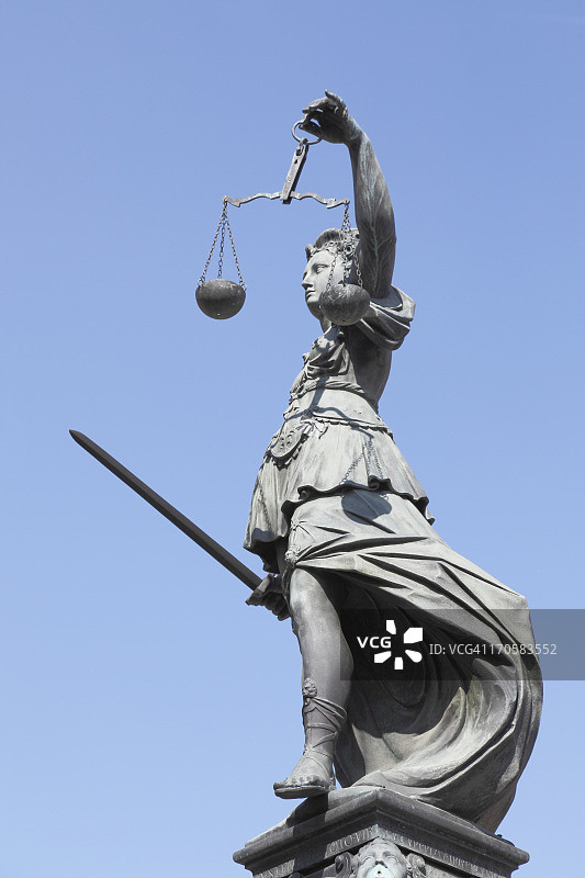 在完美的蓝天下，完整的古代女法官正义图片素材