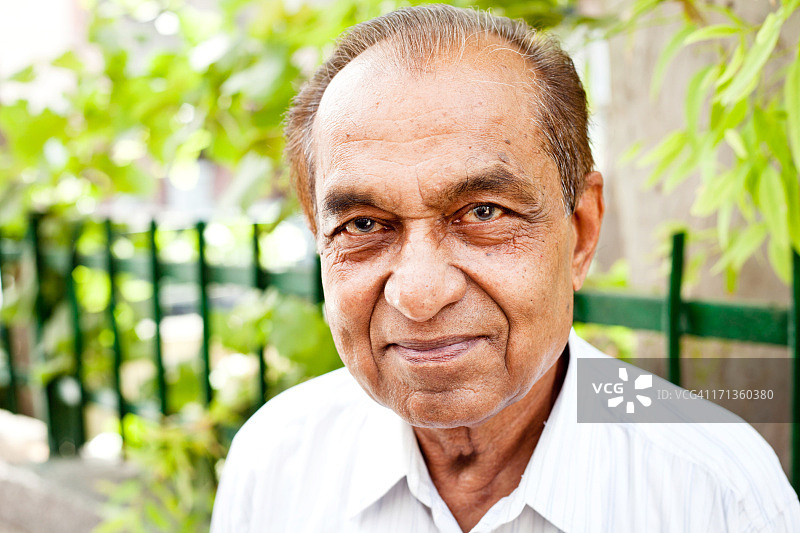 快乐的印度老年男性图片素材
