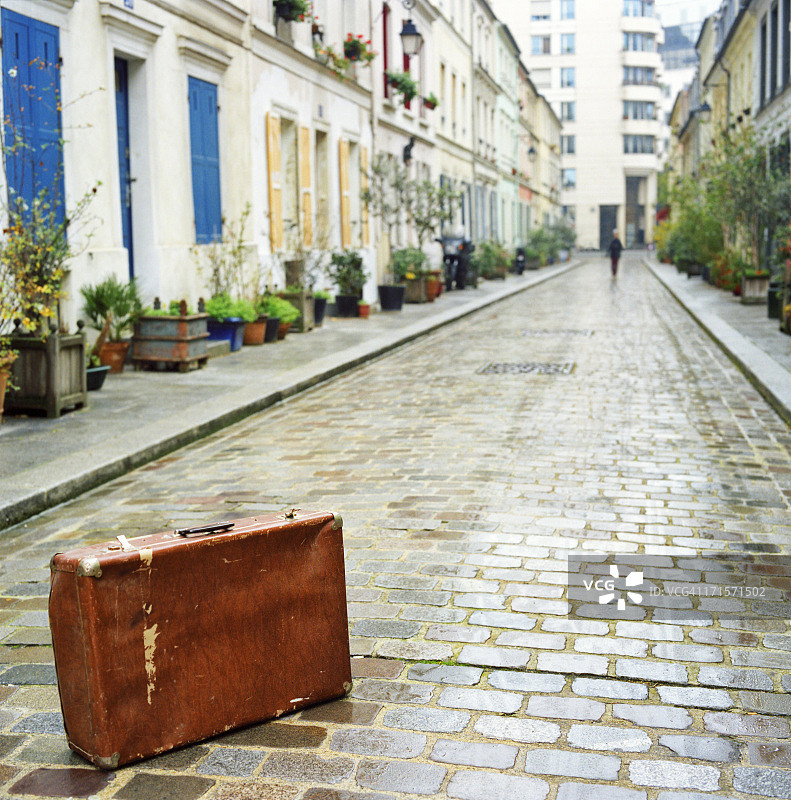 巴黎，一个手提箱被遗弃在街上图片素材