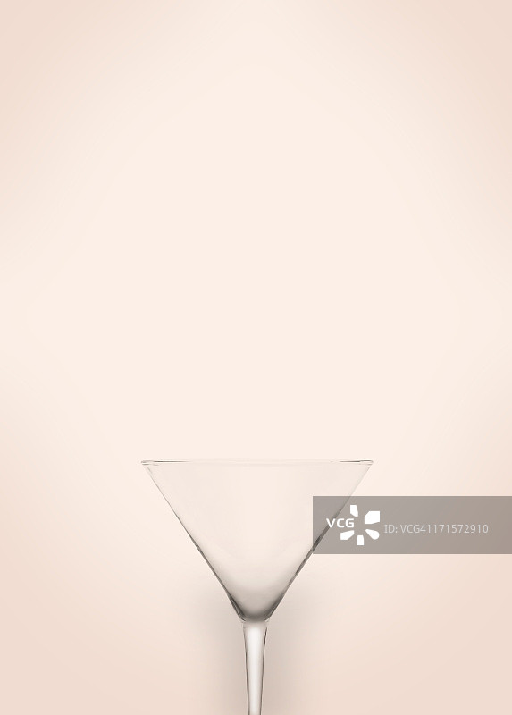 马提尼酒杯融入背景的错觉图片素材