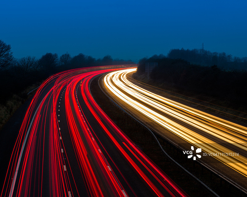 高速公路灯光在黄昏图片素材