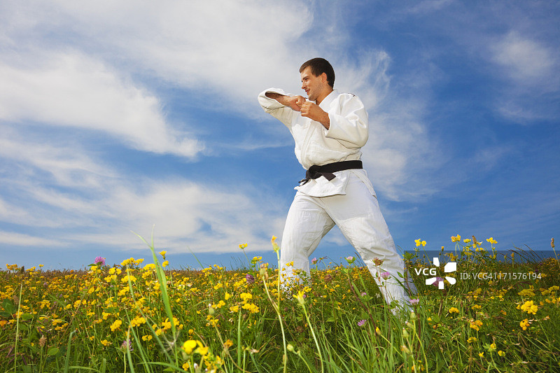 柔道选手在草地上练习武术图片素材