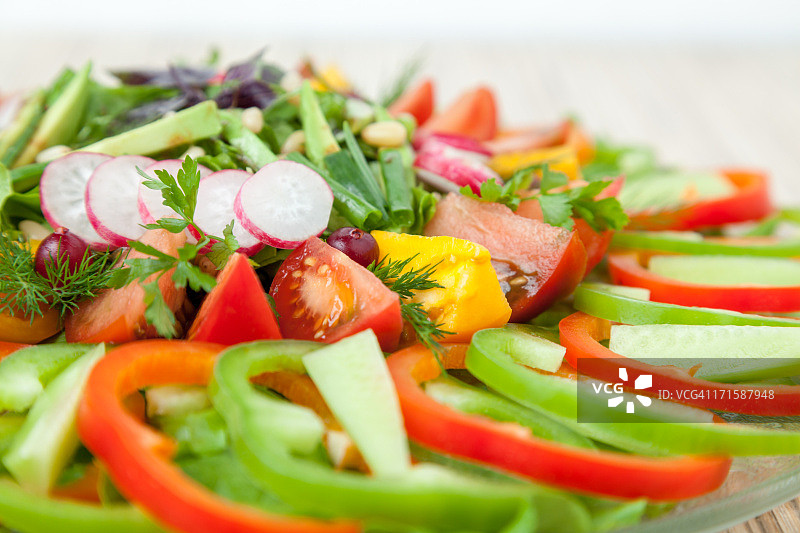 素菜沙拉:新鲜的生的切碎的蔬菜放在盘子里。图片素材