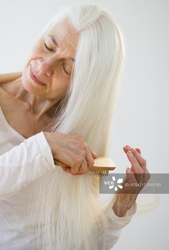 老年妇女梳头图片素材