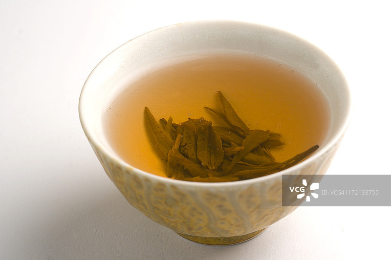 白底上分离的杯中的中国热绿茶图片素材