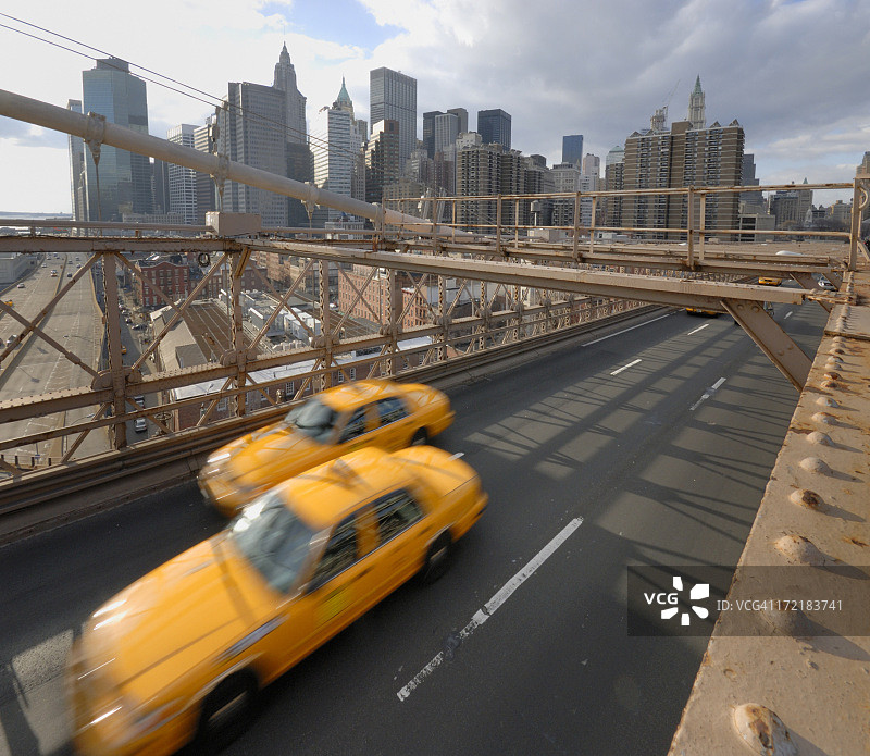 从布鲁克林大桥眺望纽约的天际线图片素材