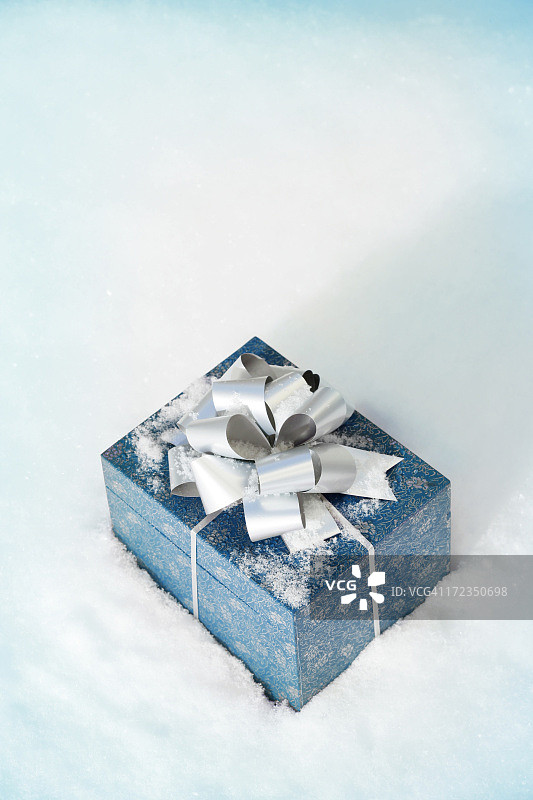 圣诞礼物在雪中图片素材