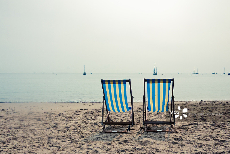海滩上的两把条纹躺椅图片素材