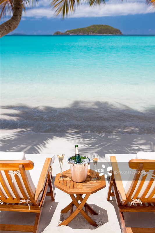 加勒比海热带海滩上的香槟和长笛图片素材