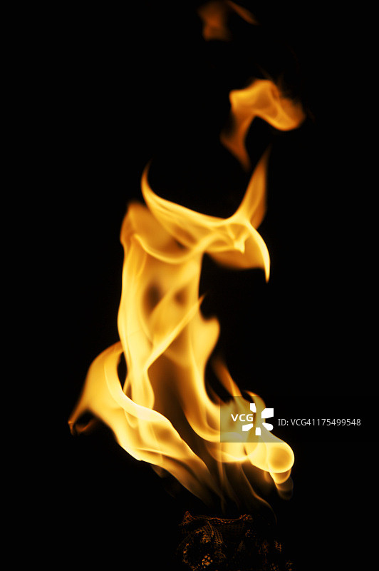 火焰近距离上的火炬黑色背景图片素材