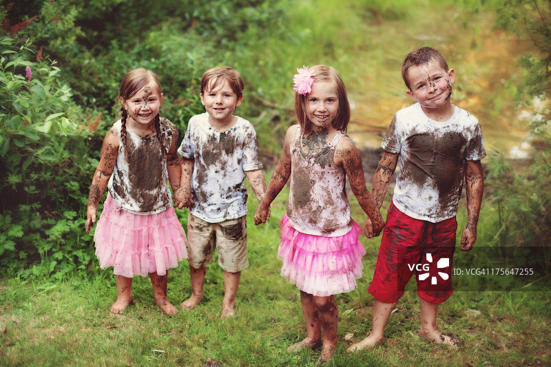 四个满身是泥的孩子图片素材