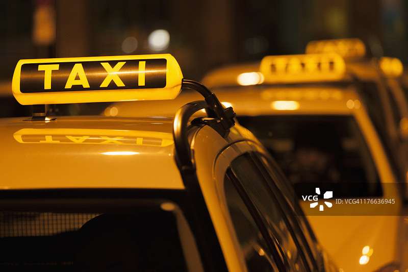 德国，巴伐利亚，慕尼黑，出租车照明标志显示可用图片素材