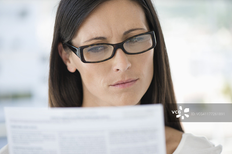 一个女人读文件的特写图片素材