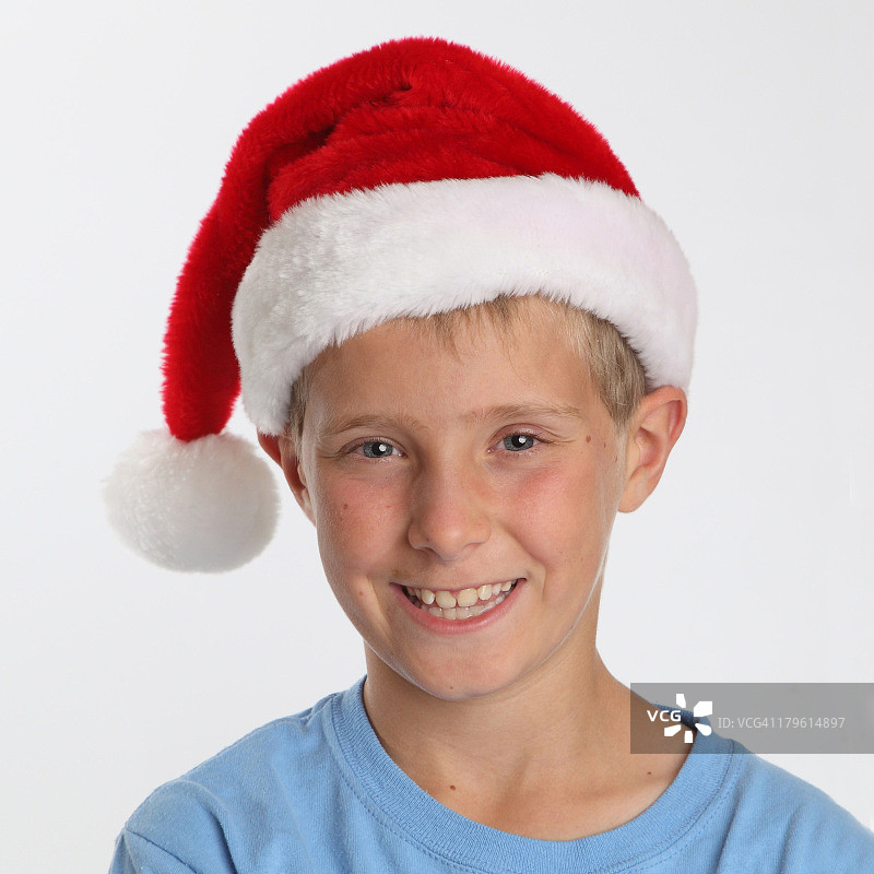 戴着圣诞帽的蓝眼睛男孩图片素材