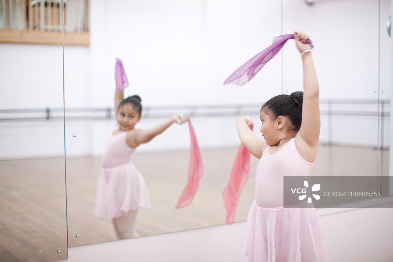 年轻的芭蕾舞演员戴着粉红色的围巾跳舞图片素材